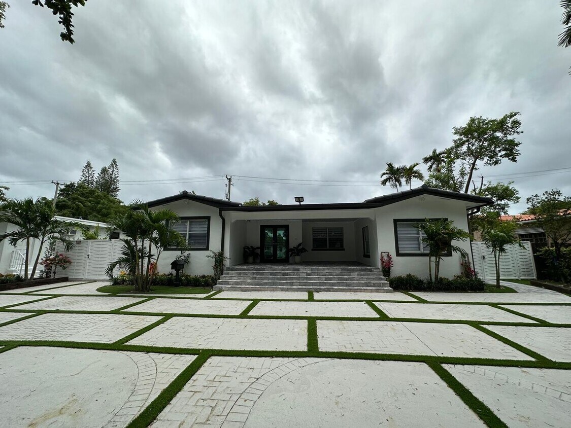 Foto principal - 6080 SW 16th St