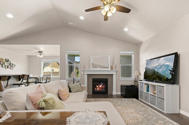 Building Photo - 3 - Bedroom Meridian home on corner lot!!