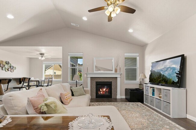 Foto del edificio - 3 - Bedroom Meridian home on corner lot!!