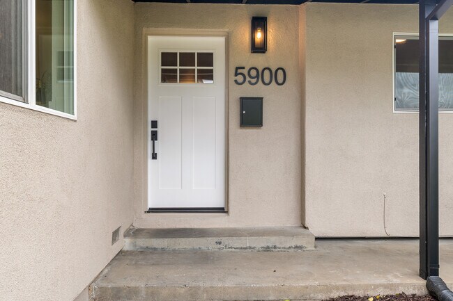 Foto del edificio - 5900 Ranger Way