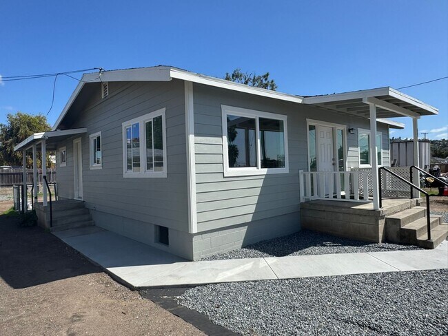Foto del edificio - FULLY REMODELED 2BR/1BA home w/ parking an...