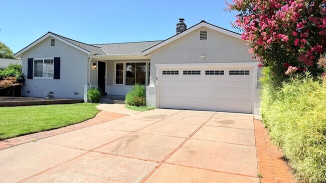 Foto del edificio - POETS CORNER GEM! Charming and One Of A Kind, 3BD/1BA on a Cul-de-sac Available NOW!