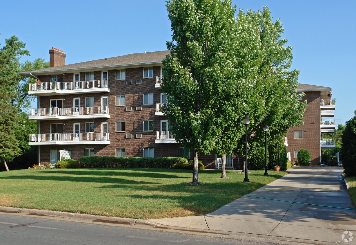 Parkview Apartments Apartments in Maplewood, MN