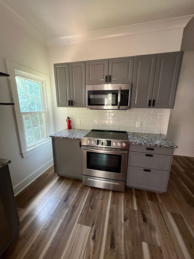 Building Photo - 1/1 Duplex Waco