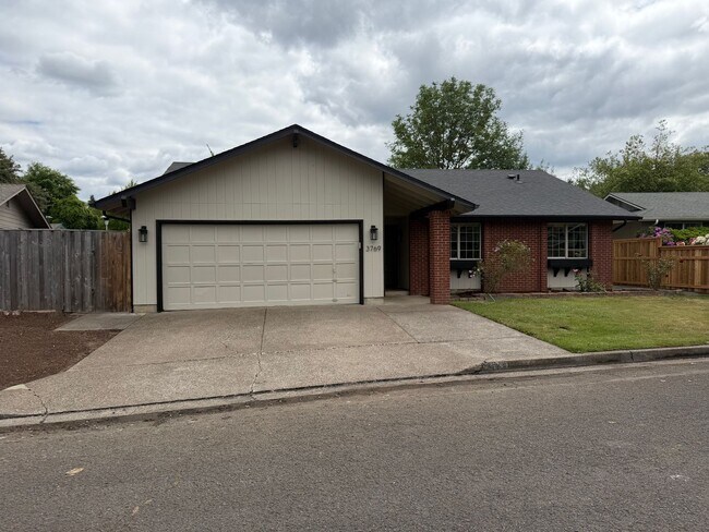 Foto del edificio - Beautifully updated 3 bedroom, 2 bath house in Eugene!