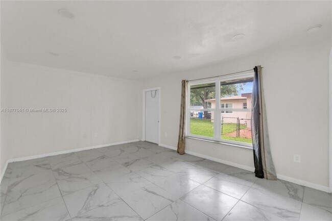 Foto del edificio - 3 bedroom in West Park FL 33023