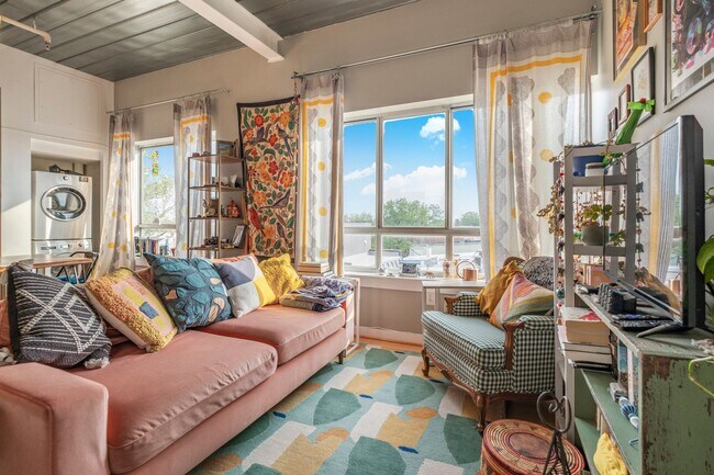 Foto del edificio - Bright 1 BR/1 BA Condo in 16th St Heights!...