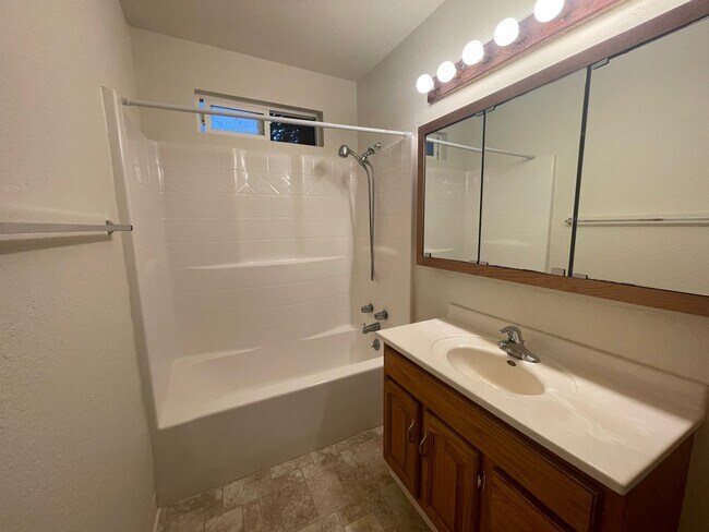 Building Photo - Charming Pet Friendly, 3-Bedroom 1-Bath, p...