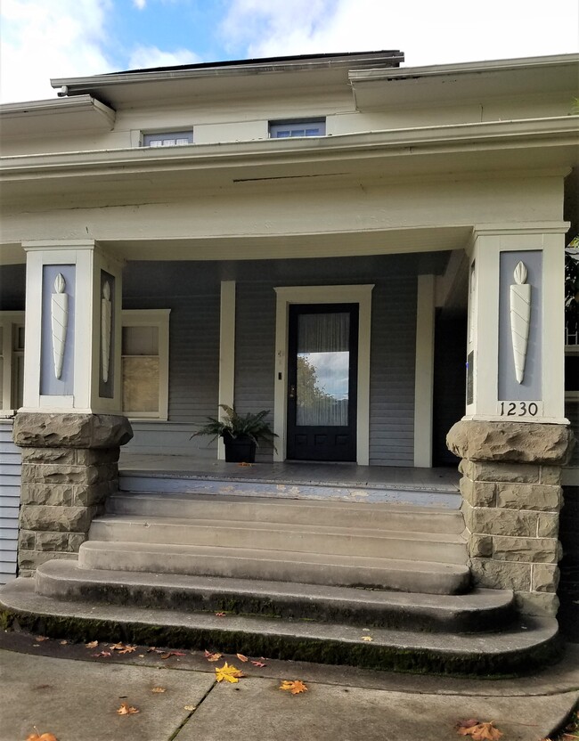 Oak Street entry and porch - 1230 Oak St