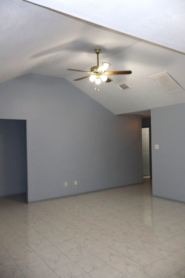 Building Photo - 34535 Parkview