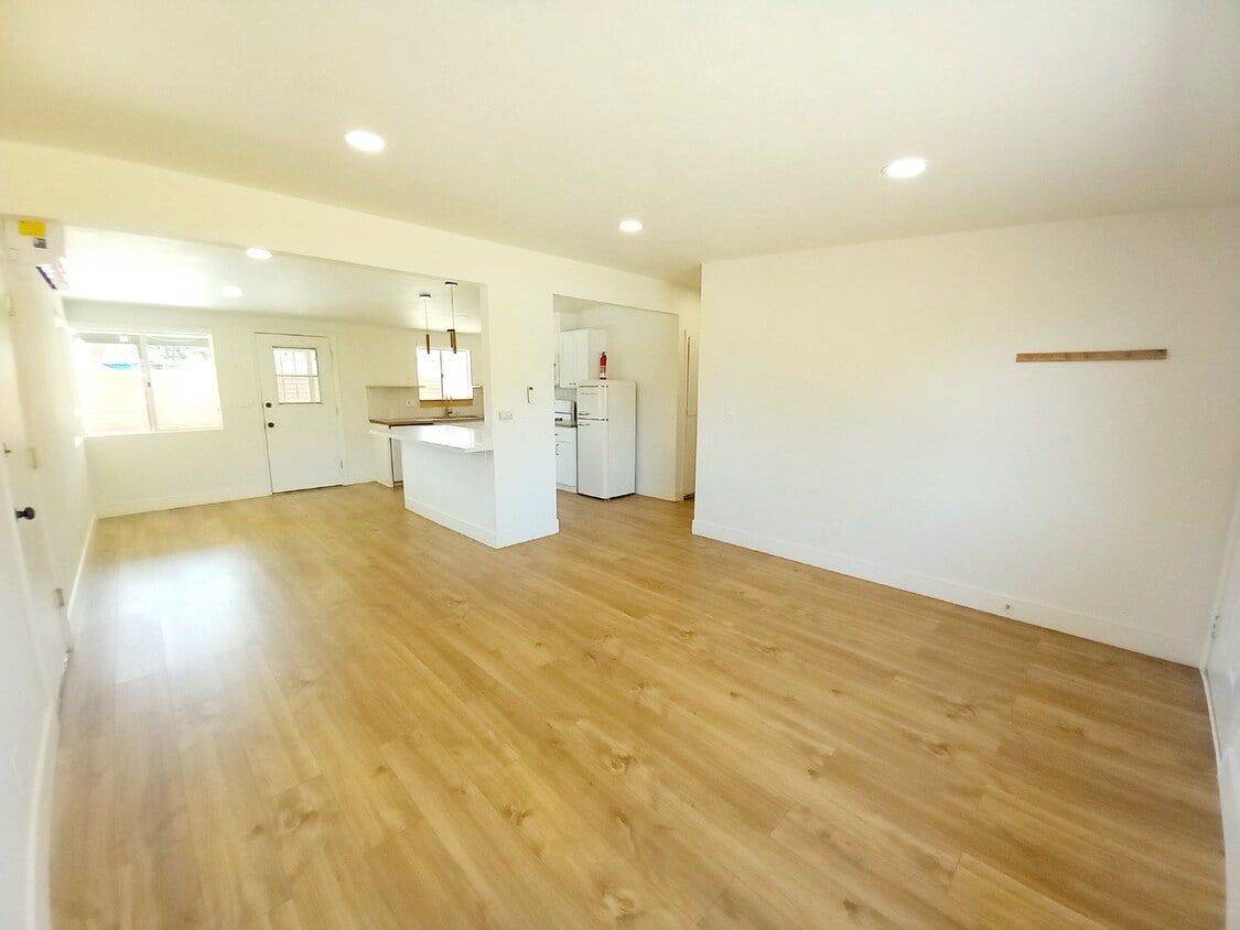 Primary Photo - Beautifully Renovated 3 bd, 2 ba in Old To...