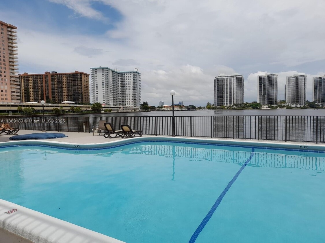 Foto del edificio - 17500 N Bay Rd