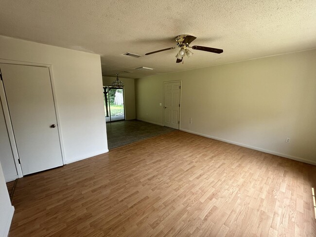 Building Photo - 5509 Rainbow Ln