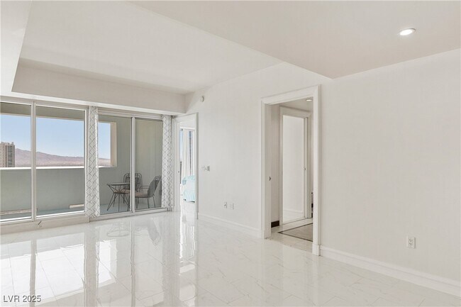 Building Photo - 2700 S Las Vegas Blvd