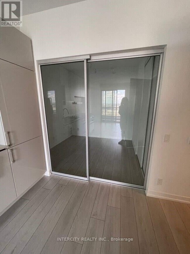 Photo du bâtiment - 950 Portage Pkwy