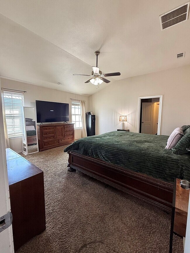 Building Photo - 420 E 98th St