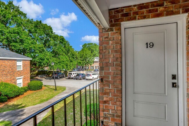 Building Photo - Renovated 2BR Condo in the Heart of Mount ...