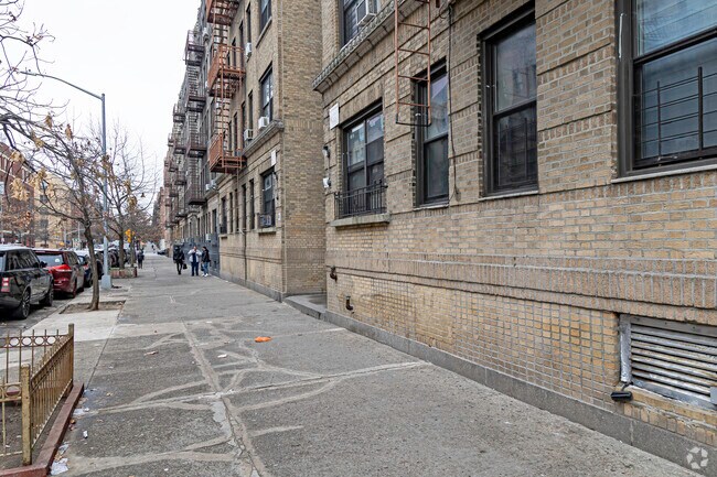 Walkway - 17-23 Post Ave