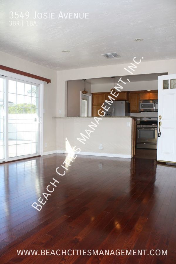Foto del edificio - Beautiful 3 Bedroom with Two Car Garage on...