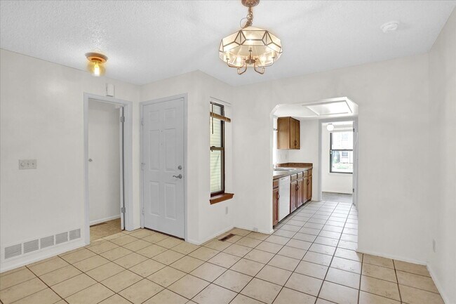 Foto del edificio - Cute 2 Bedroom 2.5 Bath Townhome in Cherry Creek Schools, 2 Reserved Parking Spots, Great Locatio...