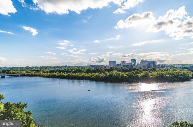 Foto del edificio - 2500 Virginia Ave NW