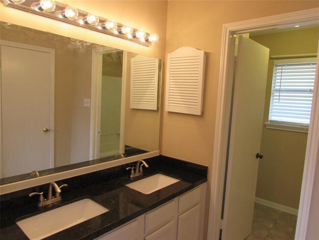 Foto del edificio - 3143 Sleepy Hollow Dr