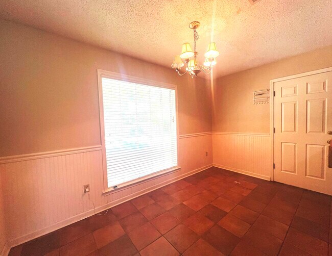 Building Photo - 7849 Meadow Trail Dr