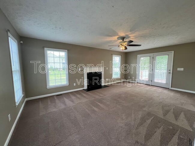 Foto del edificio - 155 Saunders Ct