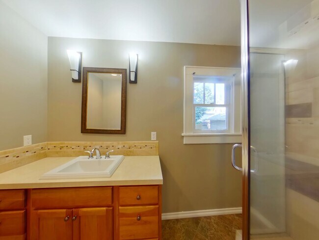 Building Photo - Gorgeous Campus Home, 5 Large Sized Bedrooms