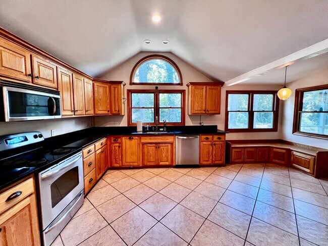 Foto del edificio - Brick ranch on half acre lot in Virginia Beach