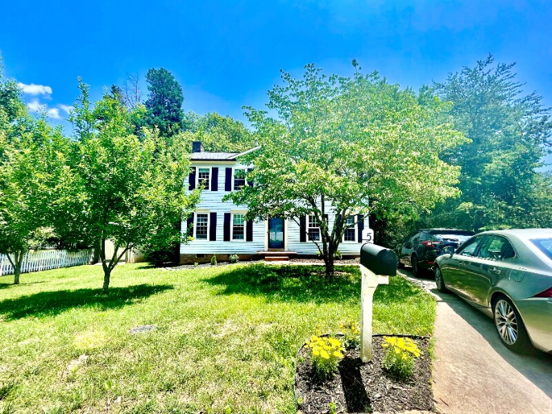Primary Photo - 5 Stoney Glen Pl