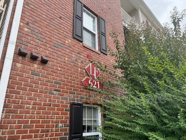 Foto del edificio - 621 Marshtree Ln