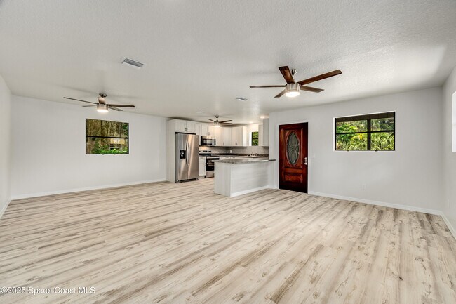 Foto del edificio - 1919 Poinsetta Blvd