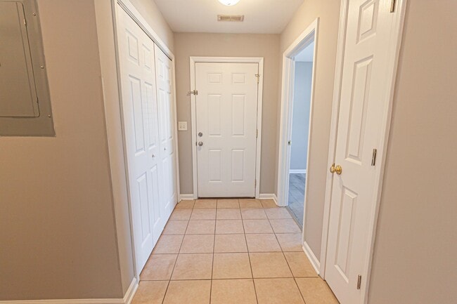 Building Photo - 4850 Meadowsweet Dr
