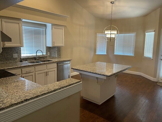 Foto del edificio - 10231 N. Whitney Ave.  (Behymer & Maple)