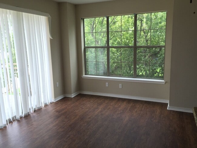 Building Photo - 3 Bed, 3 Bath Townhome Walking Distance Fr...