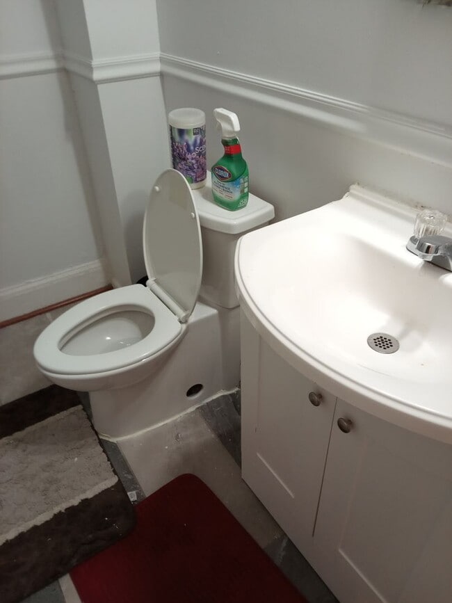 Foto del edificio - Quiet block, cozy home with extra touches