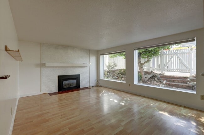 Building Photo - 529 Maple St