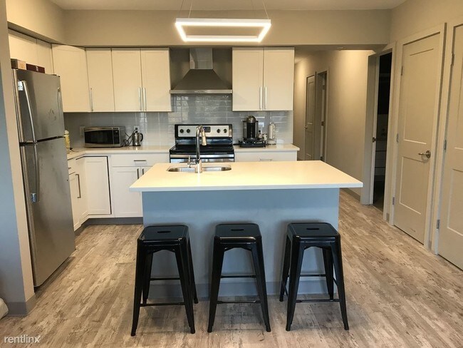 Building Photo - 4 br, 2 bath Apartment - The Lux