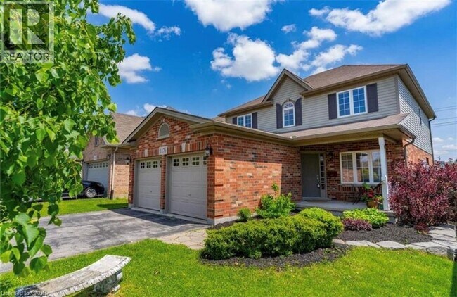 Photo du bâtiment - 1176 Birchwood Dr