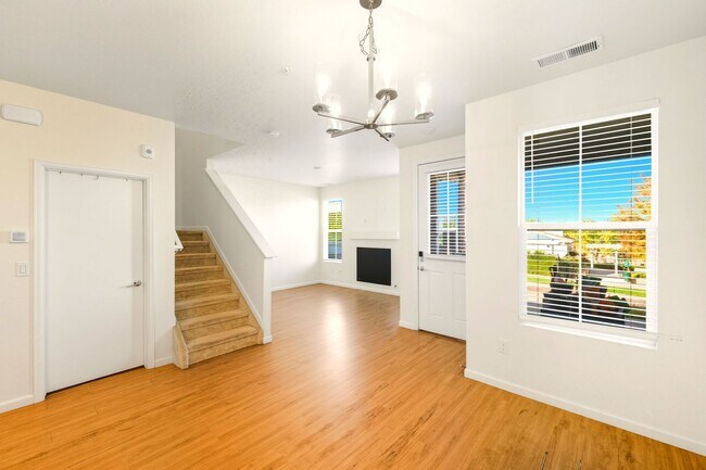 Foto del edificio - Bright and Airy 2 Bed 2.5 Bath Townhome in...
