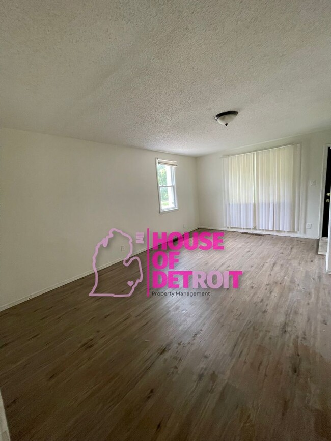 Building Photo - 2 BEDROOM | 1 BATH | FREE PRE SCREEN