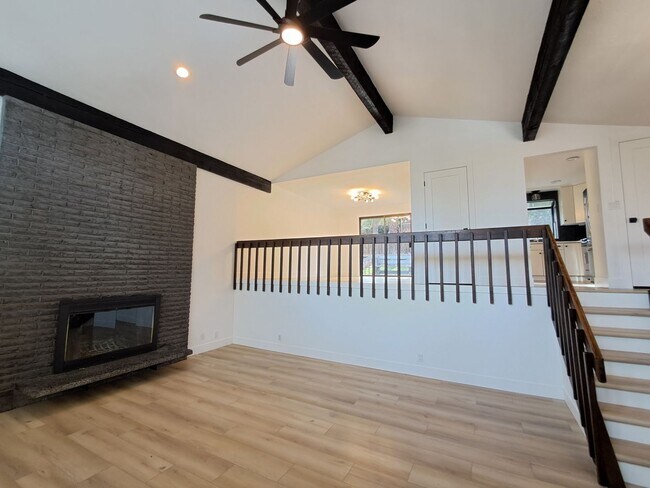 Foto del edificio - $3,200 -5 Bed / 3 Bath- Home with Fully Fe...