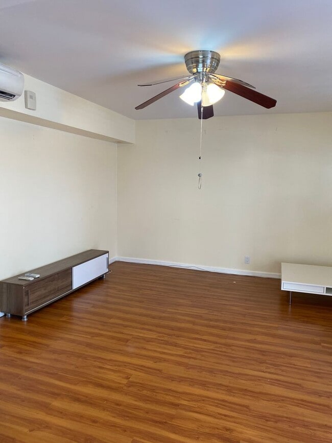 Building Photo - Conveniently Located 2 bedroom, 1 bath uni...