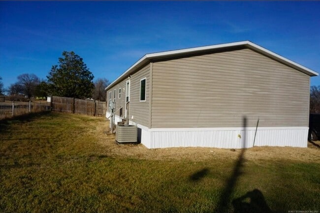 Building Photo - 513 Elm St