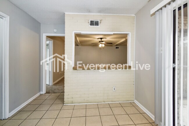 Foto del edificio - 6677 Silhouette Ave