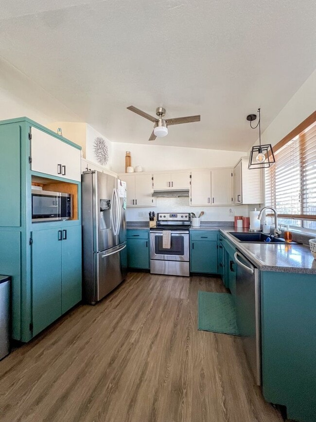 Building Photo - Fully Furnished 4 Bedroom in Sunmore Estat...