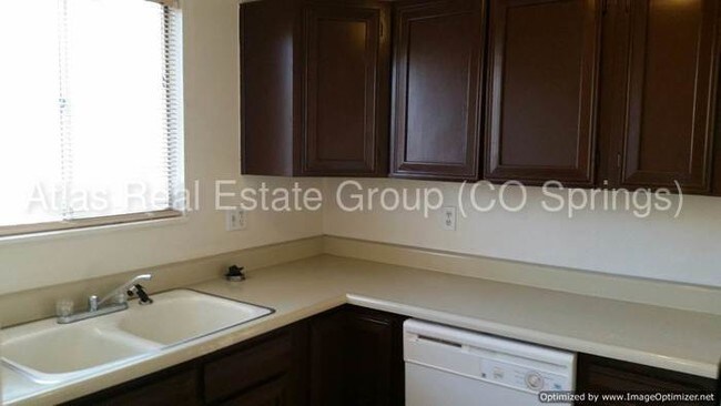 Building Photo - CHARMING CREEKSIDE APARTMENT