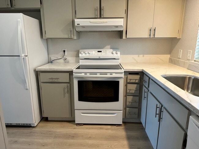 Building Photo - Sharp and Refreshed 2 Bedroom 2.5 Bath Tow...