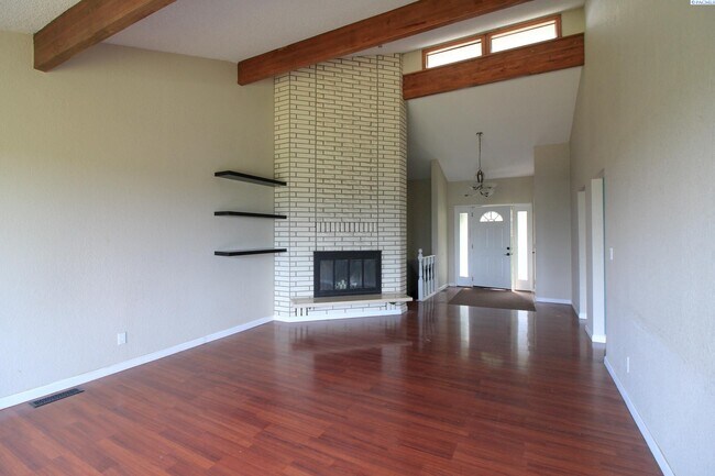 Building Photo - Large 5 Bed/3 Bath Home in Kennewick